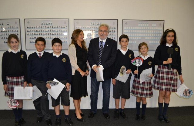 Miguel Ángel Santalices, vicepresidente primeiro do Parlamento, xunto con Concha López, directora xeral Plan España e nenos do Colexio Eirís (A Coruña)